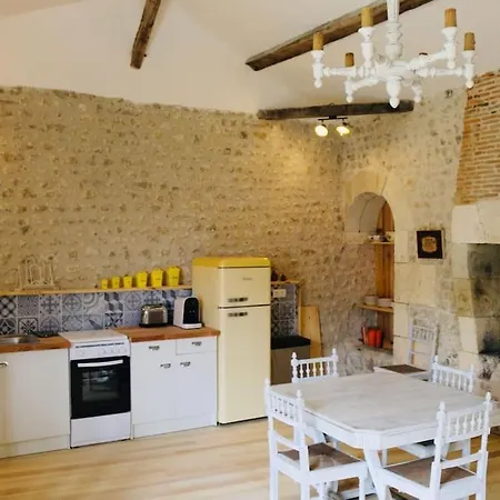 Casa vacanze As Seen On A New Life In The Sun - Beautiful 3 Bedroom With Shared Pool Montboyer